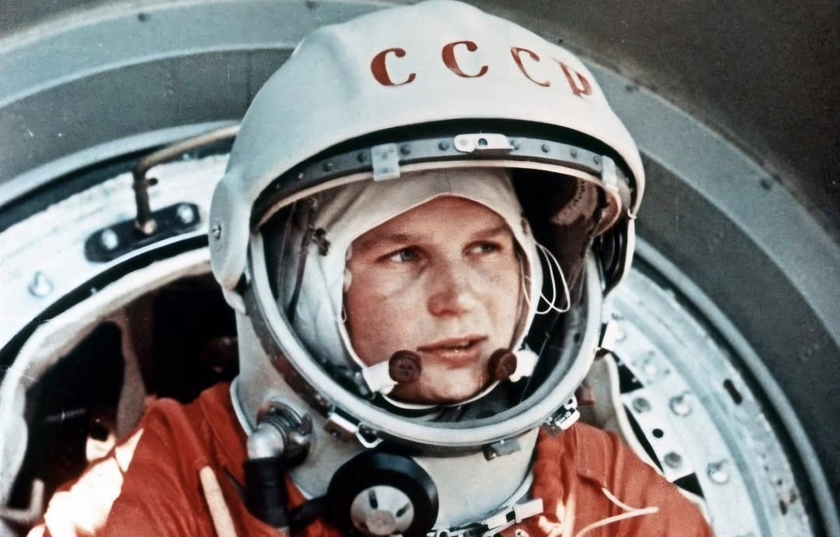 #TalDíaComoHoy de 1937 nació Valentina Tereshkova cosmonauta e ingeniera soviética que se convirtió en la primera mujer en viajar al espacio. Su histórico salto de obrera textil a piloto de la Vostok 6 en 1963, completando 48 órbitas a la Tierra, la consolidó como símbolo de la