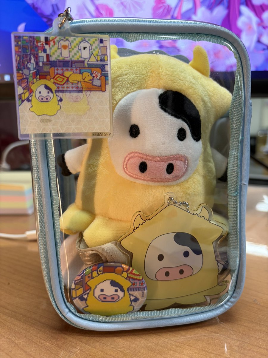 【匿名配送】ベイビーわるきゅーれ カルビイカ ぬいぐるみ　ぬいポーチ カルビイカのポーチに缶バッジとアクキー詰めた🐮🦑 #ベイビー