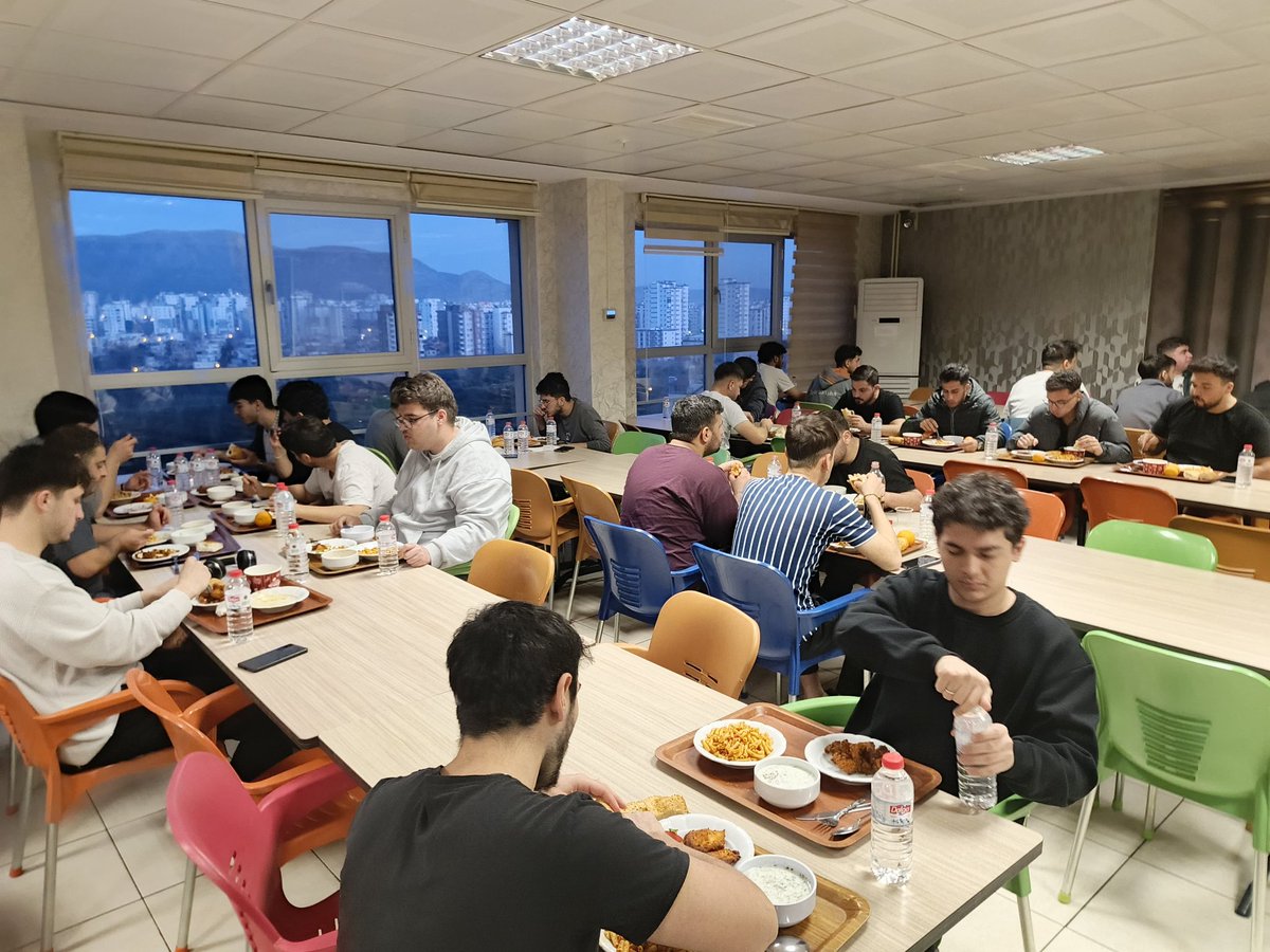 AdanaKYGM's tweet photo. 📍 Kozan Yurdu

Öğrencilerimiz ve Gençlik ve Spor İlçe Müdürümüz ile iftar sofrasında bir araya gelerek Ramazan'ın coşkusunu paylaştık.

Gönüllerimiz bir, dualarımız ortak. 🤲 https://t.co/r1zTXRlkI1