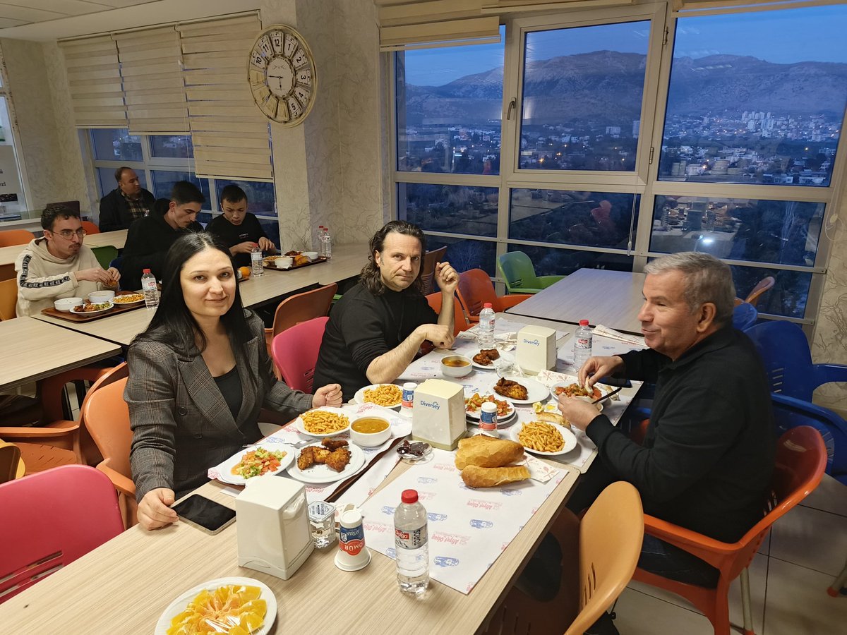 AdanaKYGM's tweet photo. 📍 Kozan Yurdu

Öğrencilerimiz ve Gençlik ve Spor İlçe Müdürümüz ile iftar sofrasında bir araya gelerek Ramazan'ın coşkusunu paylaştık.

Gönüllerimiz bir, dualarımız ortak. 🤲 https://t.co/r1zTXRlkI1