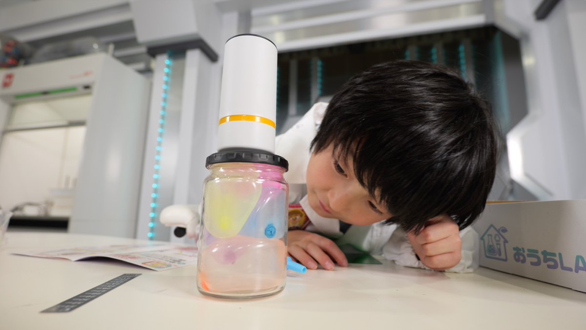 genkiichioka's tweet photo. 子どもが

「なんで？」
「どうして？」
「やってみたい！」
って聞いてくる瞬間。
あれは、
 未来の科学者が生まれる瞬間だと思う。

でも大人は
その芽をよく潰してしまう...

現実は
・道具がない
・実験は危ない
・家ではできない

そうやって
子どもたちの可能性は
少しずつ消えていく。
それがもったいなくて
僕は作りました。

🔬 おうちLABO

数年前からずっと考えていて
やっとできました。
家で本格実験ができる
実験キット。
僕のサポート動画で
安全に実験できます。

子どもが
「科学って面白い」
と思う瞬間を
家で作れる。

僕が大切にしている言葉があります。
「人間が想像できることは
　人間が必ず実現できる」

フランスのSF作家の言葉です。

頭に浮かんだ
「やってみたい！」

それを実際に形にする。
その小さな成功体験の積み重ねが

「やればできる！」
という自信になります。

そして僕は信じています。

おうちLABOを体験した子どもたちの中から
未来の研究者や発明家が生まれることを。

未来の科学者は
家から生まれるかもしれない。
その小さな科学の芽を育てる��とが
僕の本気の夢です。

もし

「子どもの可能性を伸ばしたい」
と思ってくれたら
チェックしてみてください。

3月中お届けは限定300個　春休み中にぜひ可能性を広げてみてください
https://t.co/zr9hhiwrWr