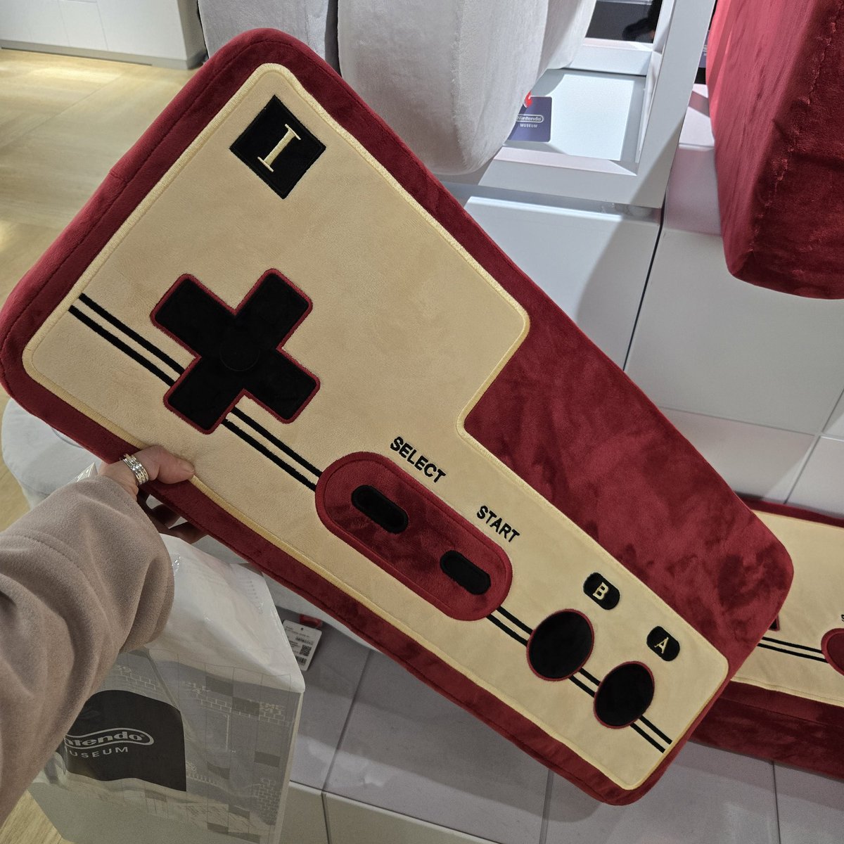 ファミコン コントローラーの クッション激カワ #ニンテンドーミュージアム