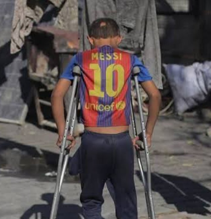 These two moron footballers will never deserve the love of these children.