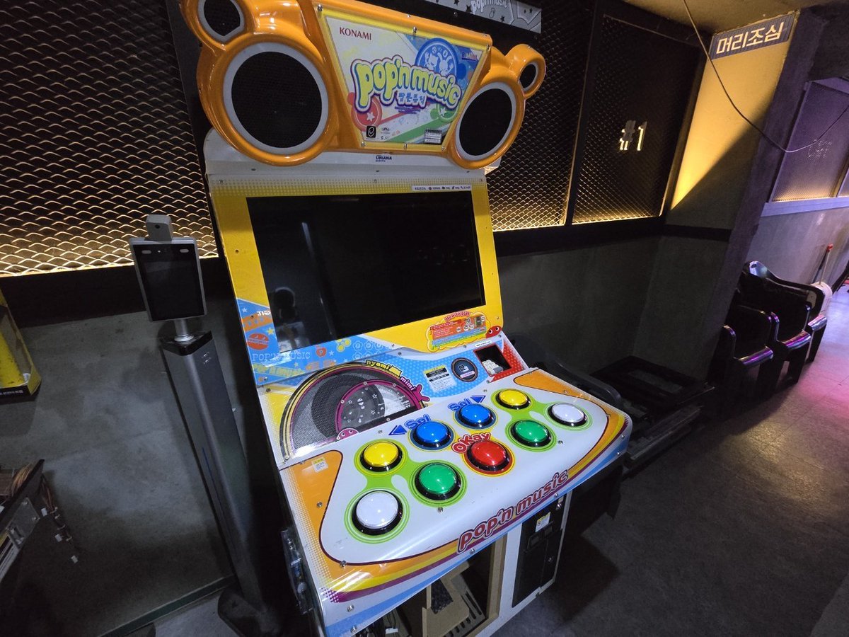 50만원으로 내렸습니다. RT 부탁드려요.
팝픈뮤직 구기체 팔아요 50만원~

3년전쯤 모니터 교체했고 락포드 고음질 스피커 달려있어요... 버튼값만 60만원 근처 산와버튼입니다.
화면출력에 가벼운 하자가 있는 것 같은데 요건 테스트해보고 가져가세요. 이동은 직접 하셔야 합니다... 010-2806-5970