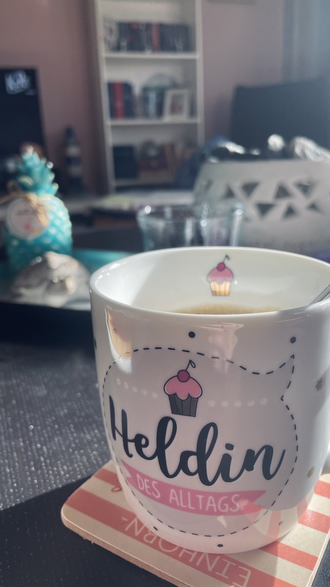 Nachttreue's tweet image. « It's #Friday I'm in Love ... 🎶»

Guten Morgen ☀️

☕️Kaffee, die Sonne scheint und Vogelgezwitscher im Garten... Was will man mehr, oder? 🌸

#DailyMood #FirstCoffee