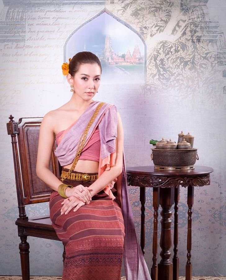 dejdanaisupa's tweet photo. 4.โจงกระเบนที่ถูกต้องสำหรับผู้ดีต้องมีรอยพับ เพราะรอยพับคือการแสดงออกว่าคุณเอาใจใส่ผ้าผ่อนของตน รู้จักเก็บพับ อัดกลีบ เรียบร้อย มิใช่สักแต่คว้ามานุ่ง

5.หัวเมืองเหนือ หมายถึง อาณาจักรสุโขทัยเดิม แต่ลักษณะการแต่งกาย วิถีชีวิต ไม่ใช่ล้านนาเลย

นครศรี ก็ไม่ได้นุ่งปาเต๊ะ ก็ยังนุ่งโจง https://t.co/DZg5vlJaRH