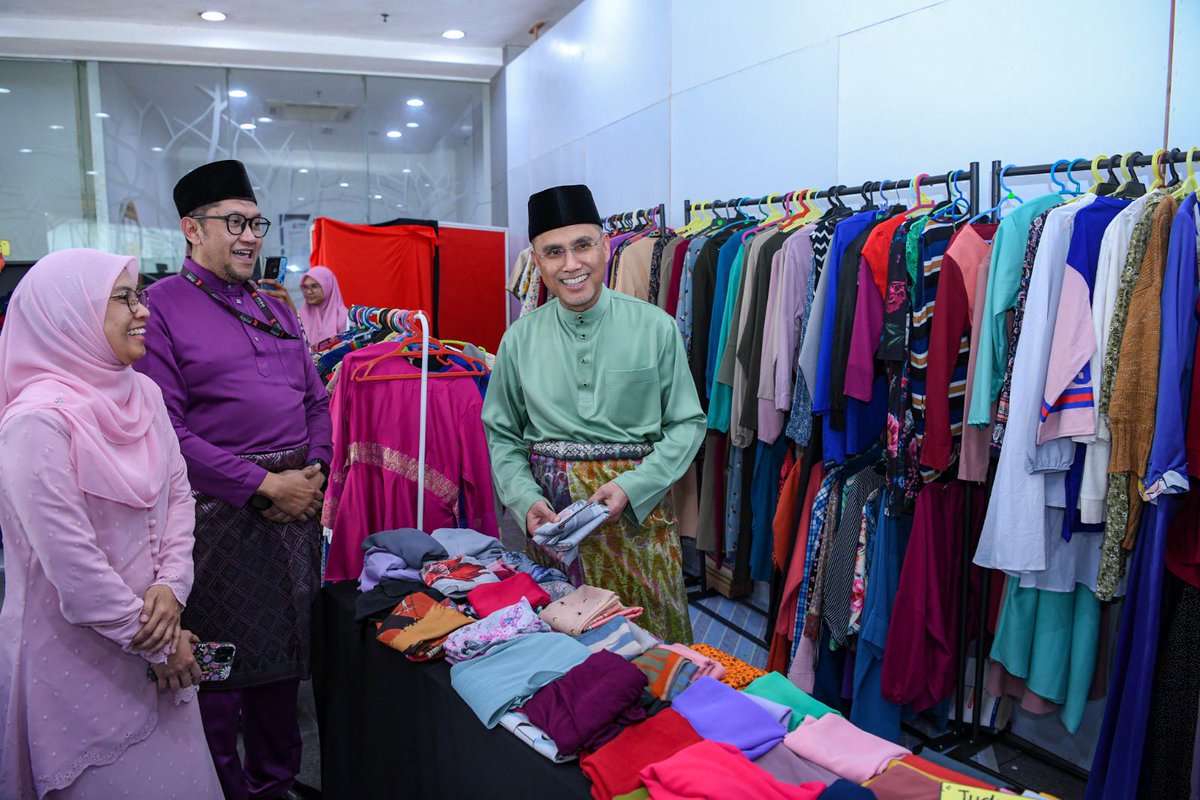 MohdShukriYajid's tweet photo. Pleasant visit to the Wee Engage Pre-Loved Charity Shop organised by the MSU Engage Department @EnrolmentMsu in conjunction with #IhyaRamadan. A meaningful initiative promoting sustainability and generosity, giving new life to pre-loved items while supporting those in need. https://t.co/Hta83n5RjL