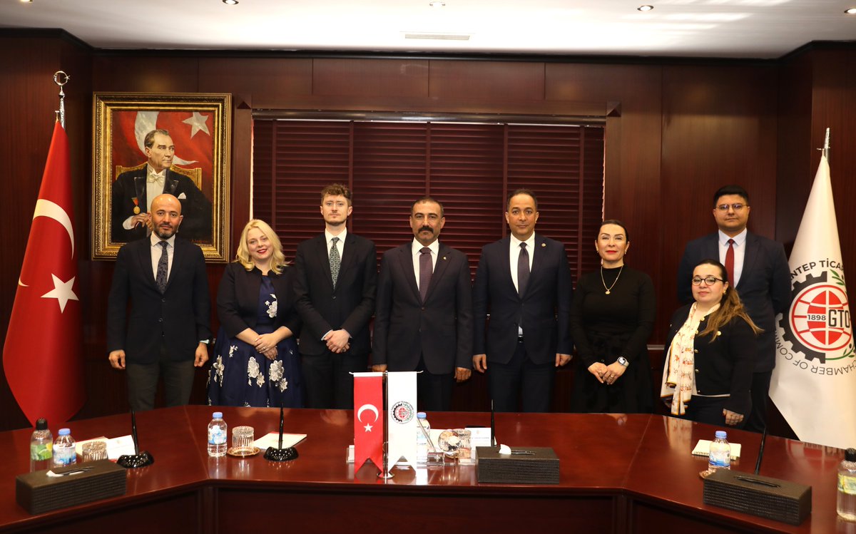 🇬🇧Birleşik Krallık Suriye Ticaret Müşaviri Damian Allinson, Birleşik Krallık Ticaret Baş Müşaviri Katherine Louise Attwood ve Ticaret Müdürü Seyfi Özmay, Odamızı ziyaret etti.

▪️Ziyarette; Gaziantep-İngiltere ticari ilişkileri, potansiyel iş birlikleri ve bölgemizdeki güncel