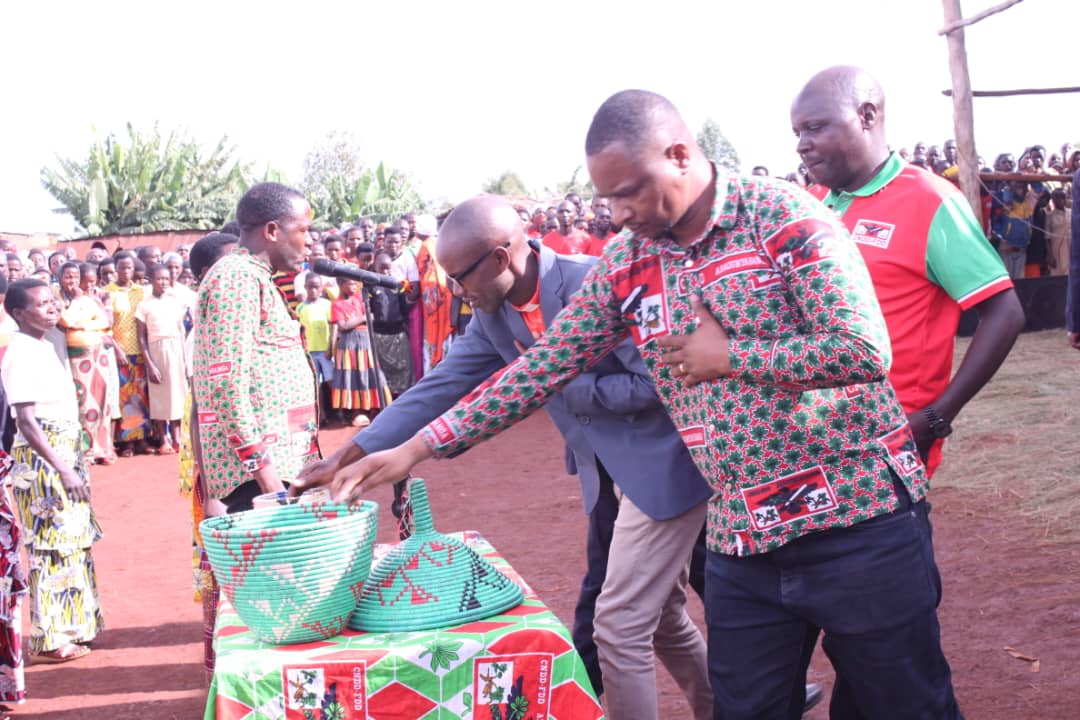 CnddFddGitega's tweet photo. Ubuserukizi bw'umugambwe CNDD FDD muri Komine #Karusi bwarasangiye, kuri uyu wa 5 Ntwarante 2026, igisabisho mpuzamadini n'abagumyabanga bo muri zone #Cirambo.
Ico gisabisho giheze, umunyamabanga w'umugambwe CNDD FDD muri Komine #Karusi yaciye agiriranire inama n'indongozi https://t.co/XiATZSRZpW