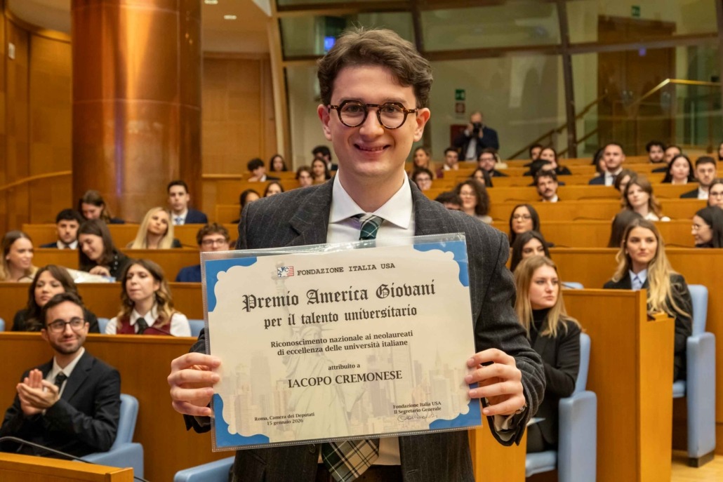 unisiena's tweet photo. Complimenti a Elena Scaccia, Azzurra Iovine, Francesca Foschini e Iacopo Cremonese, laureate e laureato dell'Ateneo che hanno ricevuto il Premio America Giovani
La notizia completa: https://t.co/dbzxy2ydfz https://t.co/GbbXlwWyxM