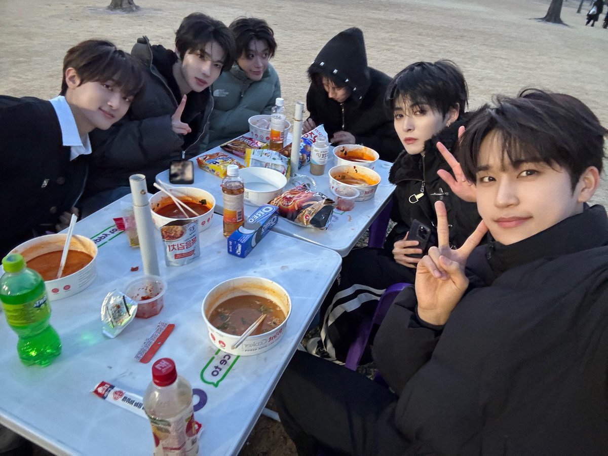 #WEVERSE 📱 06032026

[#Junwoo]

«#LUV8, que tengas una buena noche~~»

🔗weverse.io/lun8/artist/0-…

No olvides reaccionar a la publicación original. 🩵

#LUN8 #루네이트 #준우