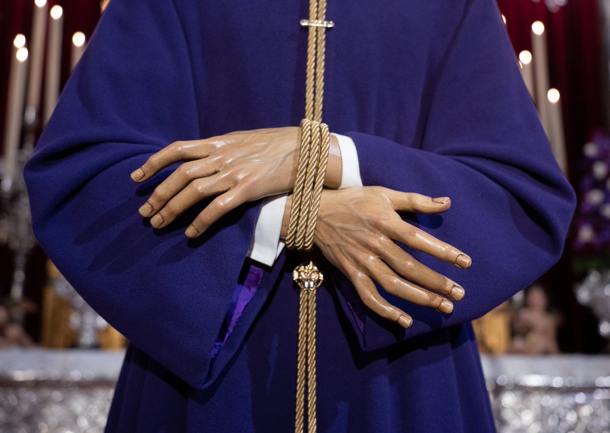 𝗩𝗜𝗘𝗥𝗡𝗘𝗦 𝗗𝗘𝗟 𝗖𝗔𝗨𝗧𝗜𝗩𝗢 |
Imposible su cruz si era Dios vivo,
imposible su rostro si era hombre solo
y caminaba herido.
Imposible sus manos de caricias llenas,
imposible si abrazar el dolor
y la oscura pena.
Imposible que Dios sufra
—Sevilla se decía—
pero no era