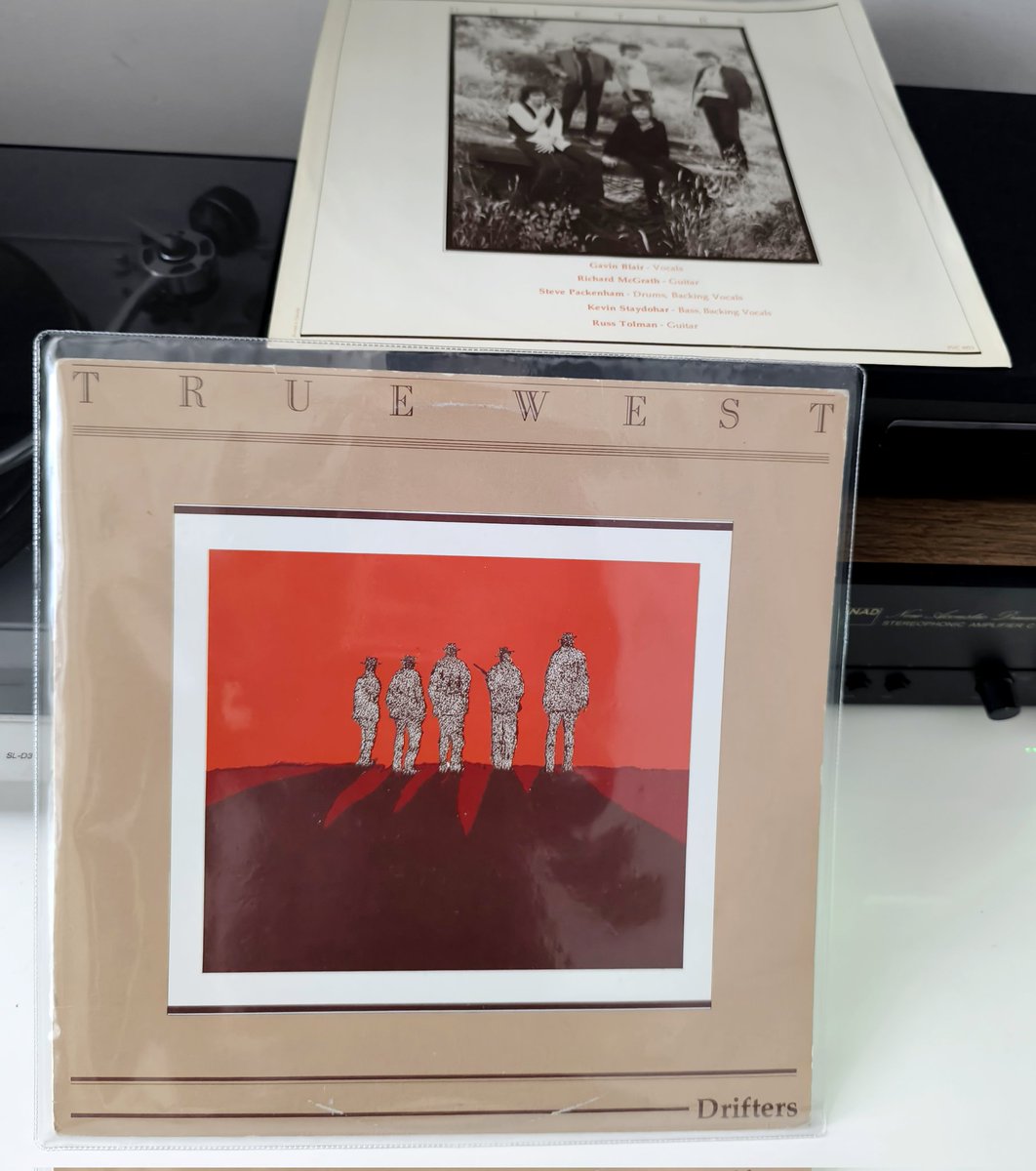 elsotaescala's tweet photo. El ja NO massa BEN TRACTAT #NouRockAmericà 80s -a més- va tenir GRUPS força IGNORATS. #TrueWest, californians LIDERATS per la GUITARRA de #RussTolman i amb la VEU SOLVENT de #GavinBlair, feien TEMES PODEROSES però SUBTILS tot REIVINDICANT el SO de la COSTA OEST 60-70s. EXCEL·LENT https://t.co/VfTqILvUbh