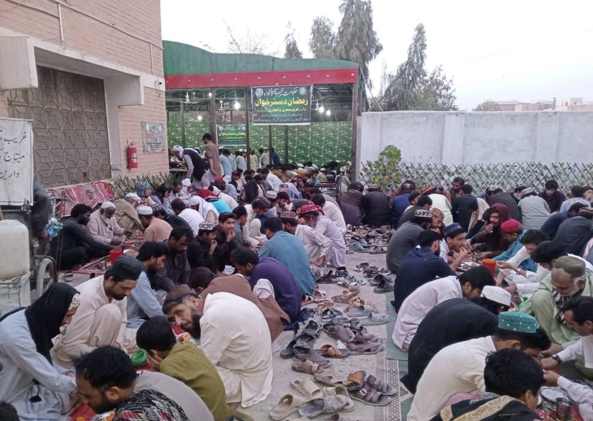 javerias's tweet photo. عمران خان کے اسلامی فلاحی ریاست کے وژن کو عملی شکل دیتے ہوئے وزیرِاعلیٰ خیبر پختونخوا سہیل آفریدی کی ہدایات پر محکمہ سوشل ویلفیئر اور ضلعی انتظامیہ کے تعاون سے صوبہ بھر میں افطار دسترخوان کا سلسلہ جاری ہے۔ 05 مارچ 2026 کو خیبر پختونخوا کے مختلف اضلاع میں 117 افطار دسترخوان قائم کیے گئے، جہاں مجموعی طور پر 26,490 مستحق، مسافر اور روزہ داروں کو باعزت انداز میں افطاری فراہم کی گئی۔ مستفید ہونے والے اضلاع میں صوابی، پشاور،سوات، ایبٹ آباد، ڈیرہ اسماعیل خان شامل ہیں ۔
