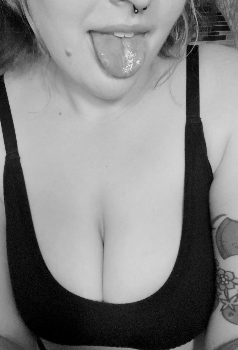 privbbs's tweet photo. maybe i’ll start being active on here again because i’ve been insanely horny. and everyone else on here is a b0t so here are some read human titties https://t.co/CzXG2Yx0wj