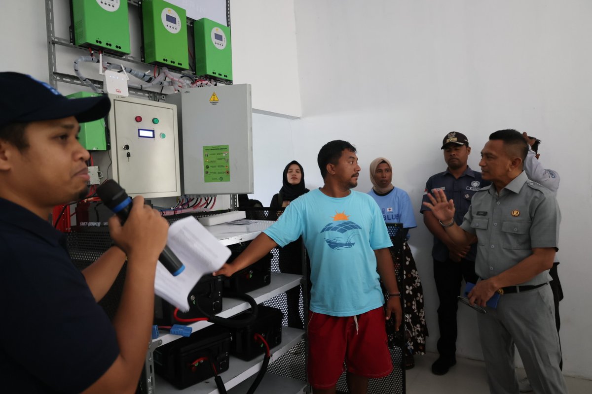 UNDPIndonesia's tweet photo. Solar-powered cooler boxes installed by #seaBLUE across 17 locations help fishers in Morotai preserve their catch longer, earn better prices &amp; reduce losses. Every IDR 1 invested is estimated to generate IDR 3 in return. Green technology is changing lives for coastal communities. https://t.co/1yNqOhjzOn