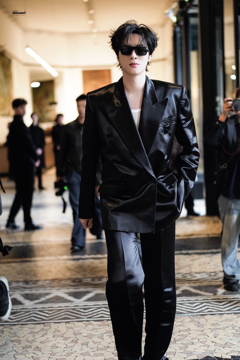 naneee218's tweet photo. Mugler silhouettes look refined and confident on Zhan Xuan at Paris Fashion Week 2026.

#ZhanXuanPFW26
#ZhanXuanxMuglerFW26
#MuglerFW26 https://t.co/uHSgERLAlz
