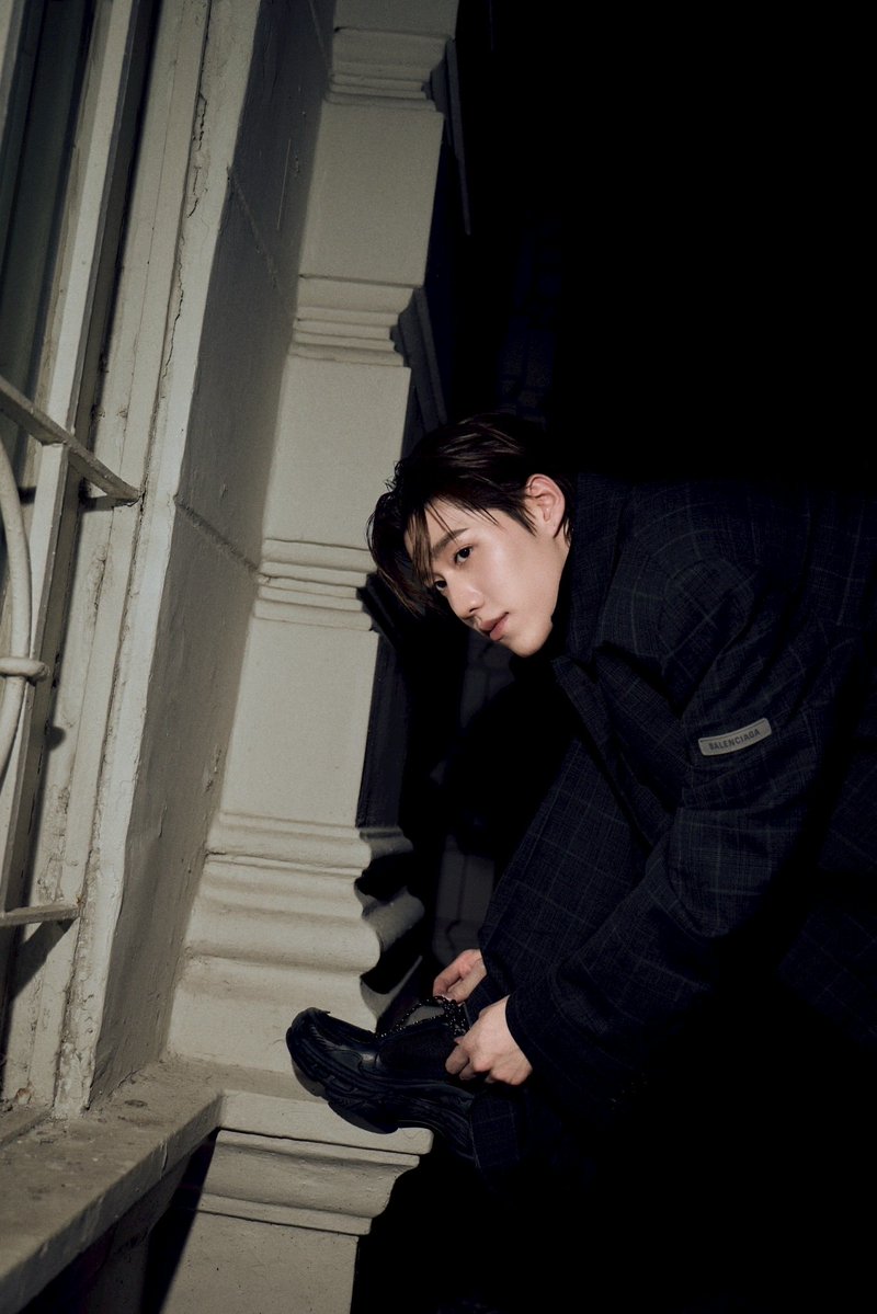 พีพี กฤษฏ์ อำนวยเดชกร (<a href="/ppkritt/">ppkrit</a>) แบรนด์แอมบาสเดอร์คนสำคัญของ Balenciaga ในโททัลลุคจากแบรนด์ เตรียมตัวเดินทางไปยังกรุงปารีส เพื่อเข้าร่วมชมแฟชั่นโชว์ Balenciaga Winter 26

พีพีสวมไอเทมใหม่ล่าสุดจากคอลเลกชัน Summer 26 โดยพีพีมาในลุคแจ็คเก็ตรุ่น Boxy Shirt