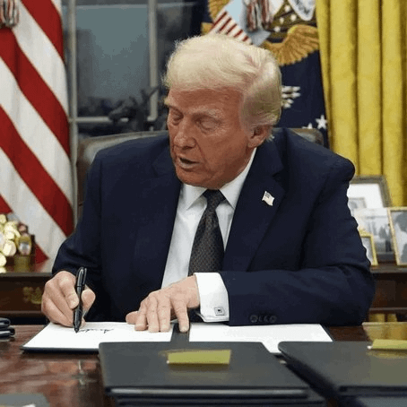 DeFiTracer's tweet photo. 🚨 BREAKING:

🇺🇸 PRESIDENT TRUMP WILL SIGN A "HUGE" CRYPTO ORDER AT 1:00 PM ET

SOURCES SAY THIS ORDER WILL INJECT BILLIONS INTO THE MARKET

ALL EYES ARE ON TRUMP TODAY!! https://t.co/DFmBA8nt1b