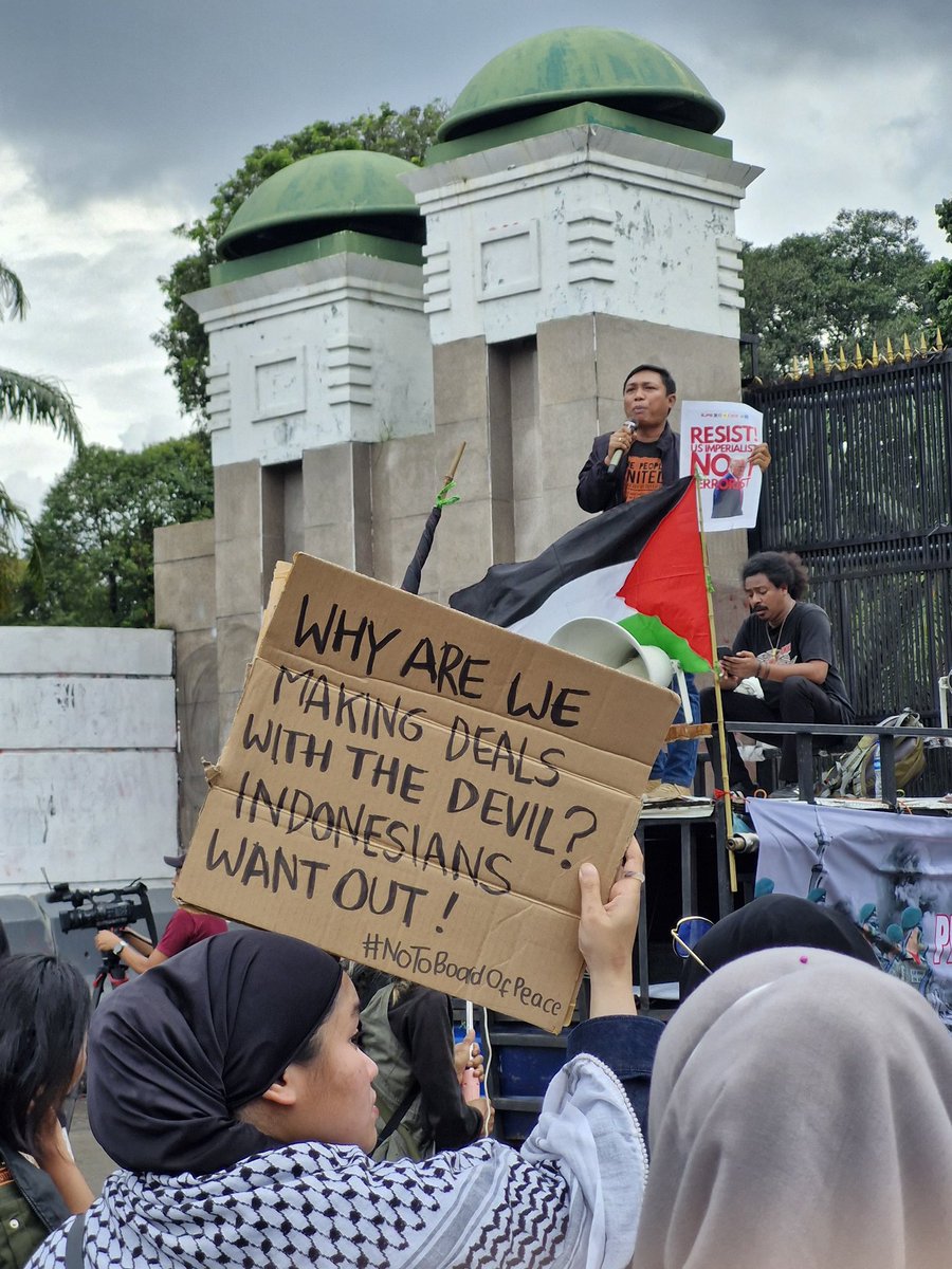 gardaoposisi's tweet photo. Sedang berlangsung aksi penolakan terhadap Board of Peace di depan Gedung DPR/MPR RI, yang menyerukan penolakan terhadap bentuk baru penjajahan &amp; mengecam segala bentuk penindasan yg dilakukan oleh rezim zionis. 

Mari terus berdiri bersama, dan menolak segala bentuk penindasan! https://t.co/CRwJIGei12