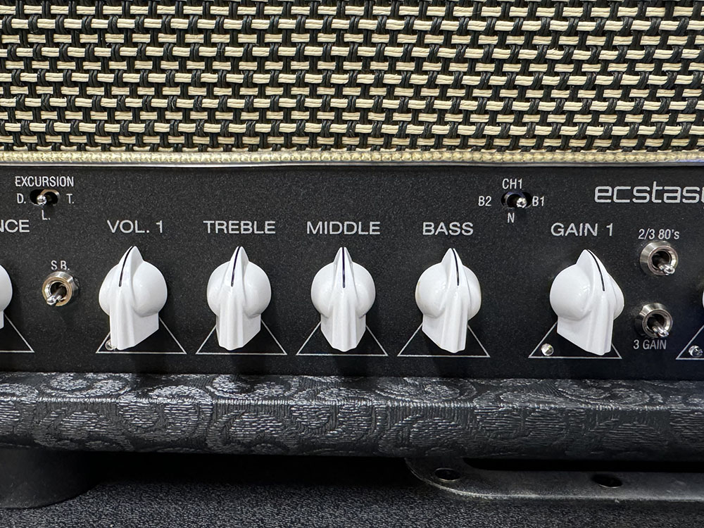 【3月中旬頃入荷予定】
#Bogner 
『#Ecstasy3534 50W』
"追加スイッチ機能"を搭載した最新バージョン!
スタンダードモデルと比べてよりヘッドルームが広く、Ecstasy 101B Headを彷彿とさせるウォームで豊かなミッドレンジが特徴的なBognerシグネチャーサウンドをお楽しみいただけます。
#ギターアンプ