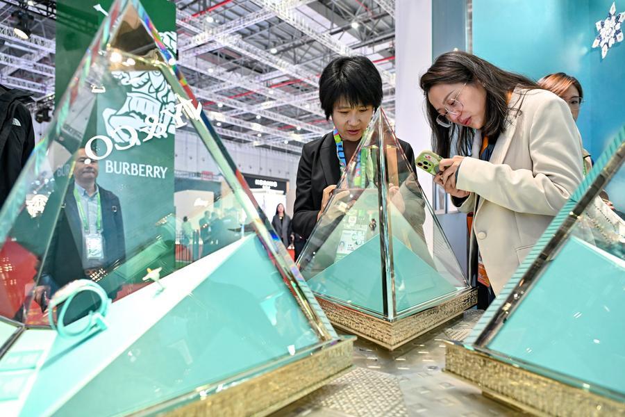 【商務部部長：“十四五”時期中國消費市場規模按購買力平價換算世界第一】商務部部長王文濤3月6日在十四屆全國人大四次會議經濟主題記者會上說，“十四五”時期，中國消費市場規模穩居全球第二，以購買力平價換算，已經是世界第一。居民消費結構出現了一些趨勢性的新變化。