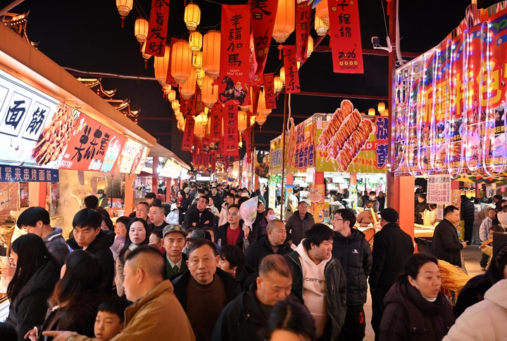 PDChinese's tweet photo. 【今年中央財政安排1000億元支持財政金融協同促內需】財政部部長藍佛安3月6日在十四屆全國人大四次會議經濟主題記者會上表示，今年中央財政專門安排1000億元，推出財政金融協同促內需一攬子6項政策，4項定向支持民間投資、2項支持居民消費。 https://t.co/9hd9iYnQIW