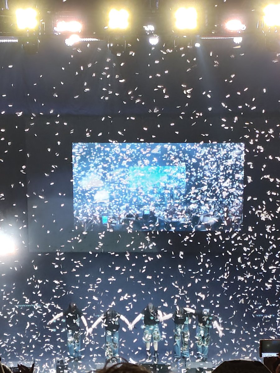 natnat26155507's tweet photo. In my mind, I think Trust Me and I have a meaning beyond just a song. I truly thought I would never love a band like them again, and they came along and healed everything. I'm speechless. To describe how beautiful it was ❤️🩹
#LYKNinMexico
#LYKNUNLEASHEDWORLDTOUR https://t.co/nelL4VympJ