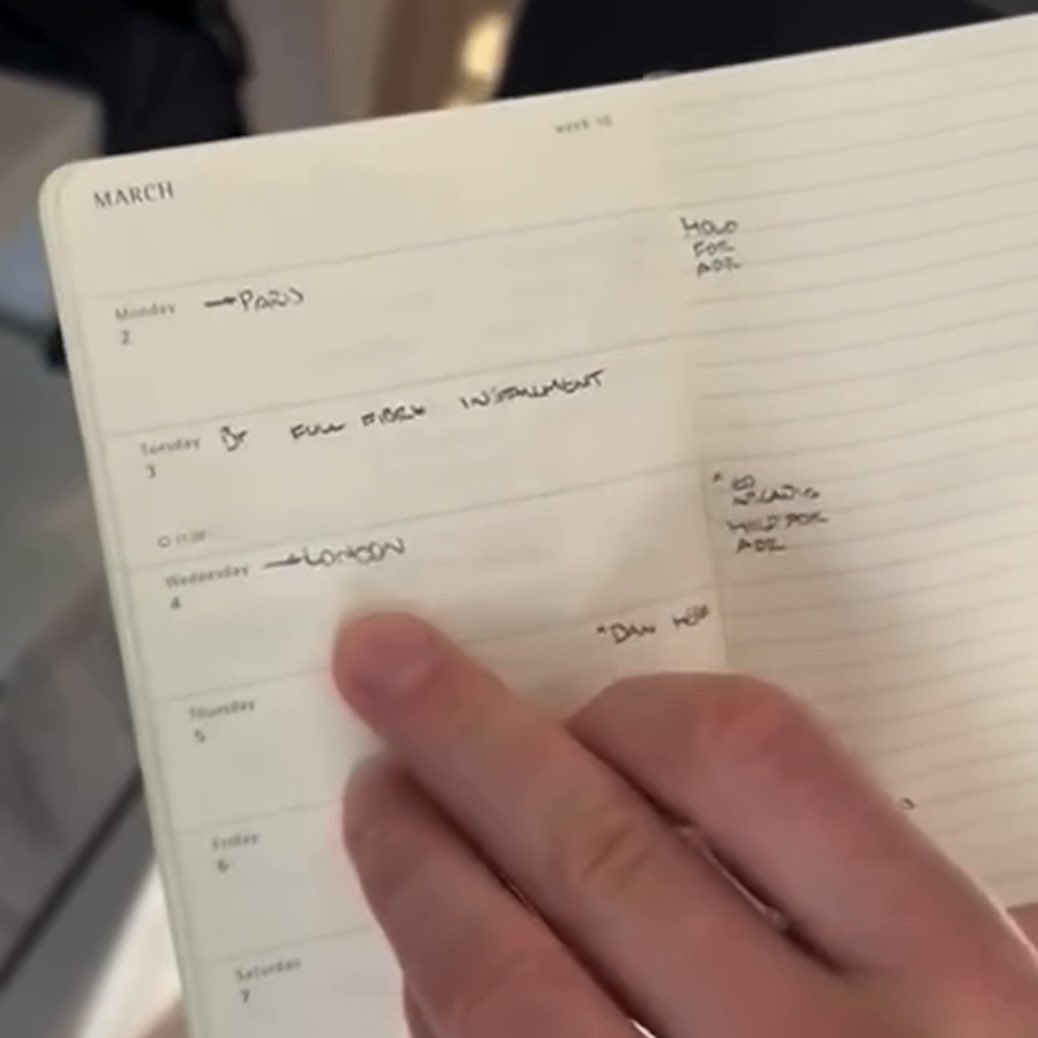 whimsy_pea's tweet image. What can I say Finn is really busy man #priorities