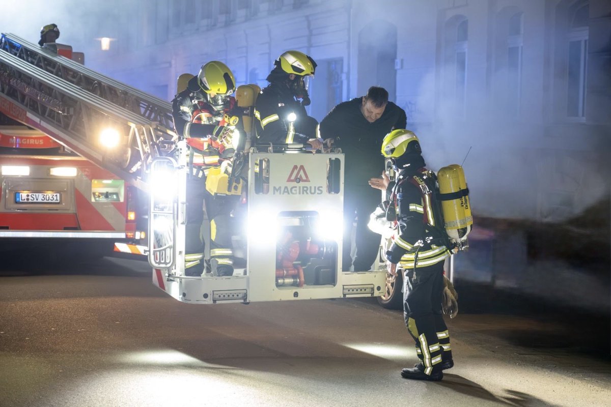 Feuerwehr_LE's tweet photo. 🚒 Kellerbrand Alfred-Kästner-Str.
21:31 Uhr Alarm.

22 Personen + 🐕 betroffen
➡️ 8 über DLK gerettet
➡️ 4 über Leitern

3 schwer, 3 leicht verletzt
2 Löschzüge im Einsatz
0:25 Uhr Übergabe an Polizei

#FeuerwehrLeipzig
#WirschützenLeipzig https://t.co/ZWe3GlxP6W