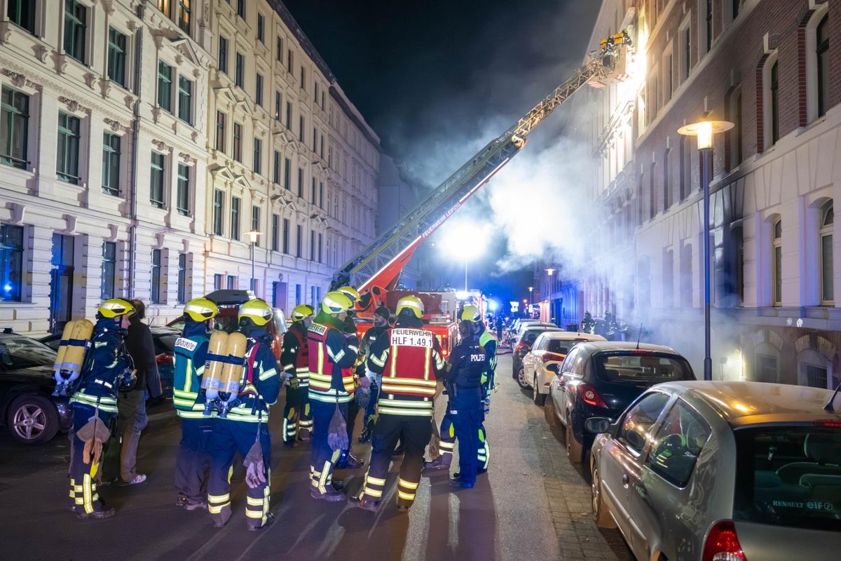 Feuerwehr_LE's tweet photo. 🚒 Kellerbrand Alfred-Kästner-Str.
21:31 Uhr Alarm.

22 Personen + 🐕 betroffen
➡️ 8 über DLK gerettet
➡️ 4 über Leitern

3 schwer, 3 leicht verletzt
2 Löschzüge im Einsatz
0:25 Uhr Übergabe an Polizei

#FeuerwehrLeipzig
#WirschützenLeipzig https://t.co/ZWe3GlxP6W