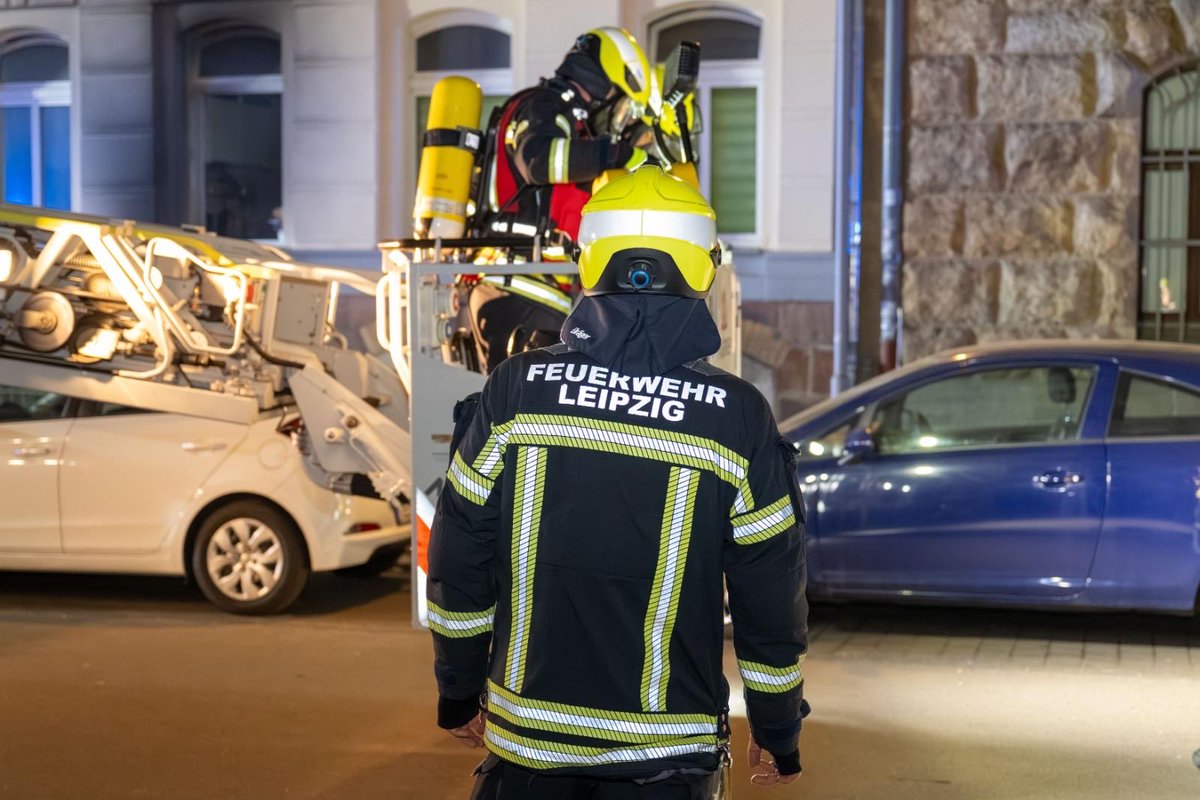 Feuerwehr_LE's tweet photo. 🚒 Kellerbrand Alfred-Kästner-Str.
21:31 Uhr Alarm.

22 Personen + 🐕 betroffen
➡️ 8 über DLK gerettet
➡️ 4 über Leitern

3 schwer, 3 leicht verletzt
2 Löschzüge im Einsatz
0:25 Uhr Übergabe an Polizei

#FeuerwehrLeipzig
#WirschützenLeipzig https://t.co/ZWe3GlxP6W