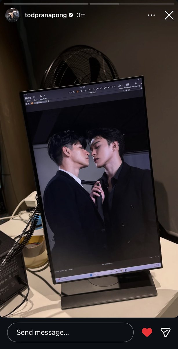 asksiriwhoiam tweet media