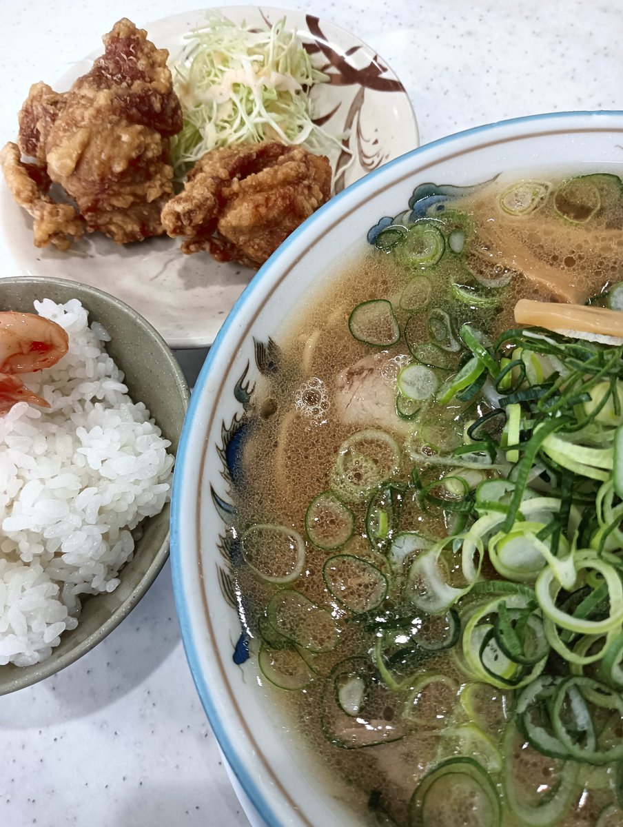 kusano's tweet photo. ひさしぶりに外でランチ
豚汁定食
（豚汁に麺入ってました👍🏻）
#推し麺　#天　#たまには味噌味 https://t.co/v1PUovhQWf