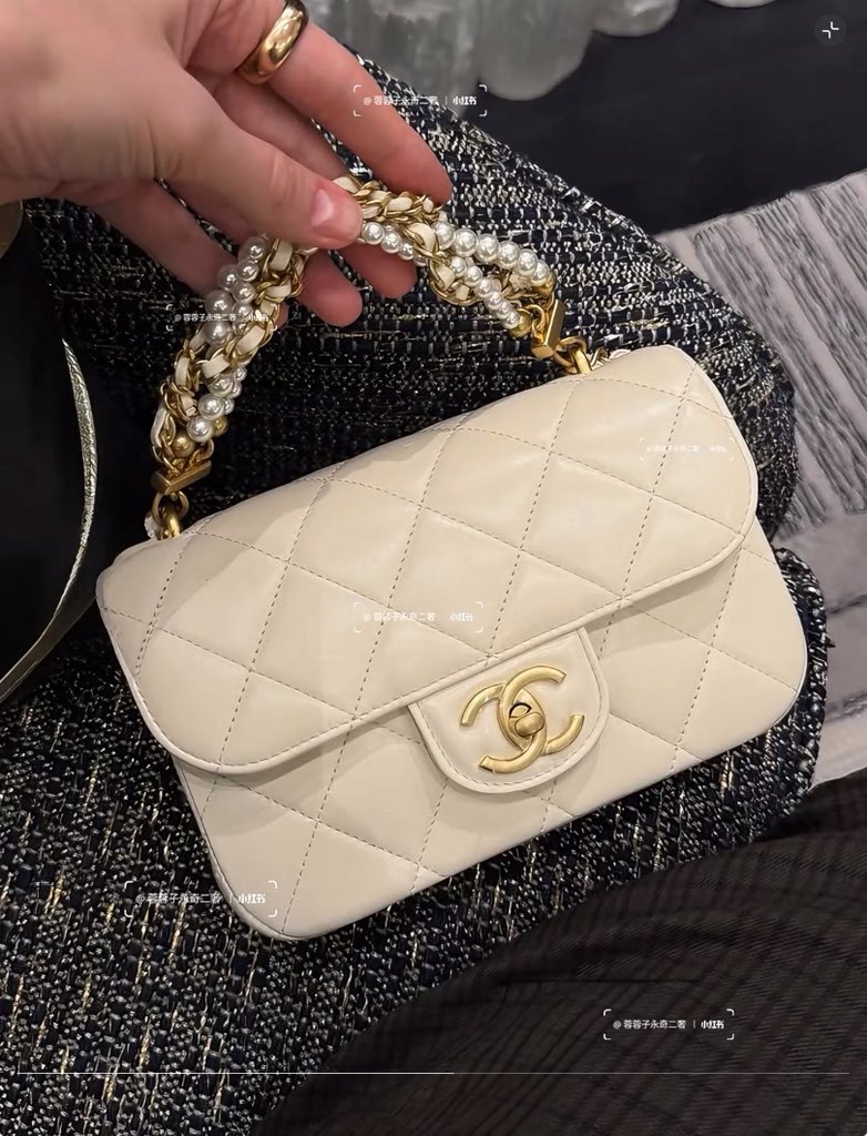 ลุคน้องอินจุนไปให้กำลังใจJNJMวันนี้ก็ไม่ลืมที่จะเริ่ด มากับ Chanel mini flap bag แต่งอะไหล่มุกใบสวยใบเดิมใบล่าสุดที่เห็นชีพาออกงาน ไอเลิฟมาก🥺