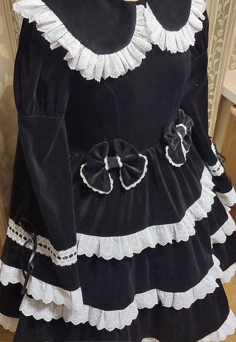 発売は4月頃になるかもしれませんが、
別珍のワンピース（黒、エンジ）を作りました。1点物です。