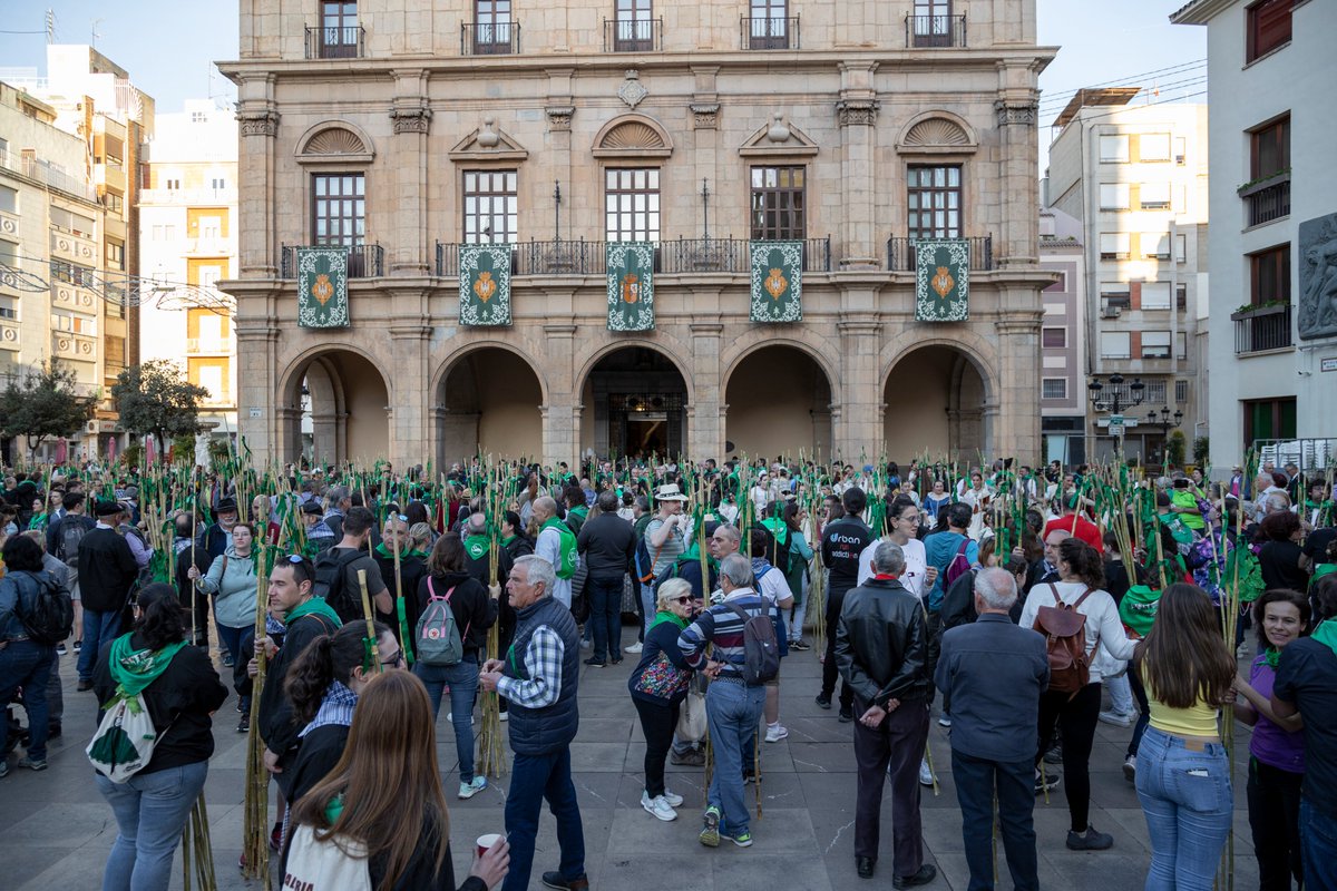 AirNostrumLAM's tweet photo. ¿Sabías que uno de los momentos más especiales de las Fiestas de la Magdalena en #Castellón se vive este domingo caminando?

"La Romeria de les Canyes" es uno de los actos más emblemáticos de las fiestas y un homenaje a los orígenes de #Castellón.

Cada año, miles de personas recorren el camino hasta la ermita de la Magdalena recordando el traslado de la ciudad desde la colina al llano en 1252.

Durante la jornada, tradición y celebración se mezclan en un ambiente único: cañas adornadas con cintas verdes, música, paella popular y encuentros que convierten el recorrido en una experiencia compartida llena de emoción.

Una tradición que se transmite de generación en generación y que representa el corazón de la ciudad.

📸Patronato Municipal de Turismo de Castellón

#ConectamosRegiones #Castellón