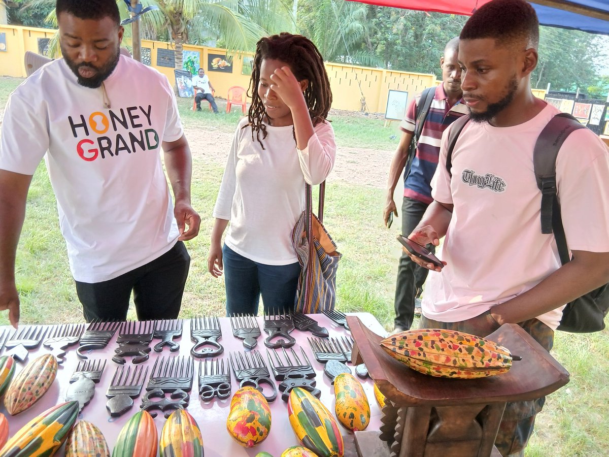 adanudzesiwo's tweet photo. To speak a (visual) language is to take on a world, a culture.
-Frantz Fanon
It is with this conviction that Joseph of Honey Grand Arts is exploring the #adanudzesiwo in his recent works.He is exhibiting at the #90sFest at Juapong Methodist School Park on March 6th&7th
#ewesymbol https://t.co/fN0JbBw79F