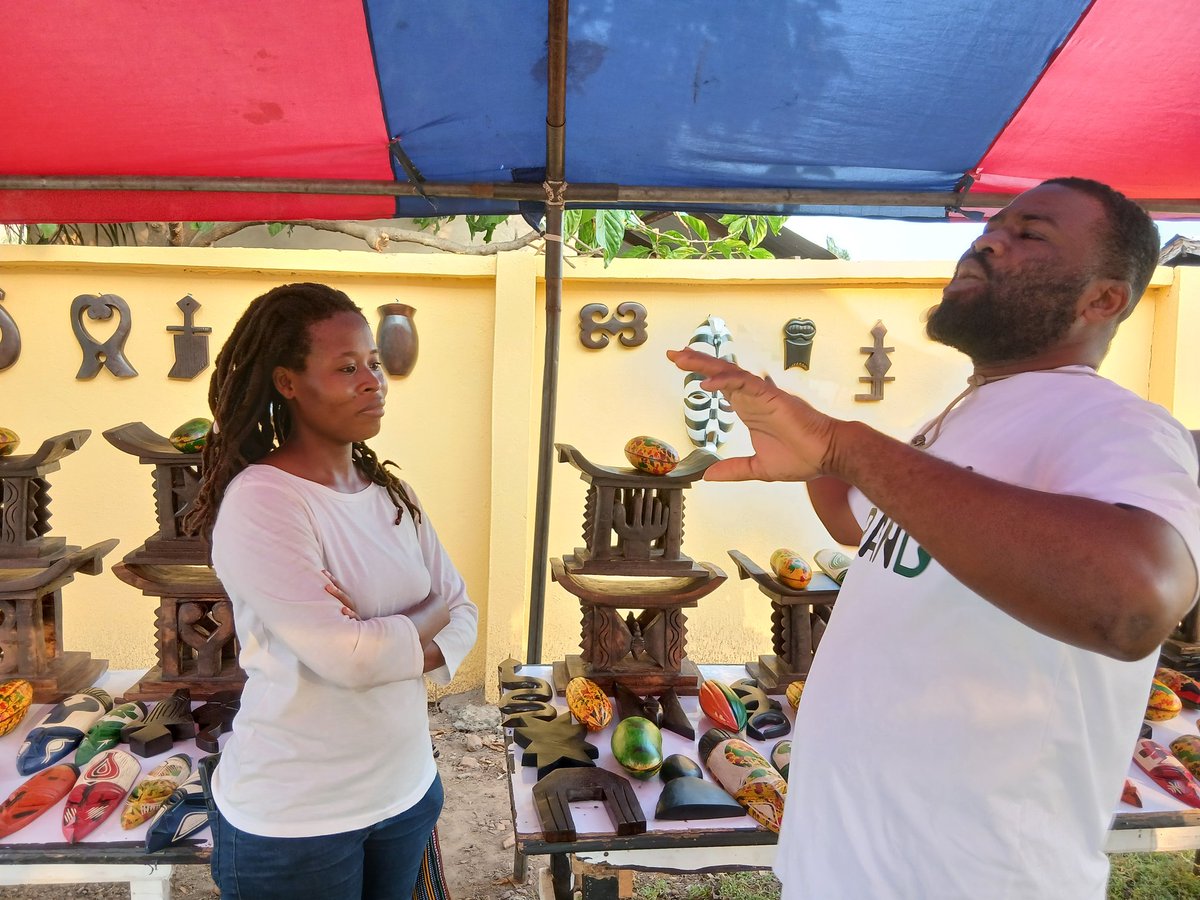 adanudzesiwo's tweet photo. To speak a (visual) language is to take on a world, a culture.
-Frantz Fanon
It is with this conviction that Joseph of Honey Grand Arts is exploring the #adanudzesiwo in his recent works.He is exhibiting at the #90sFest at Juapong Methodist School Park on March 6th&7th
#ewesymbol https://t.co/fN0JbBw79F