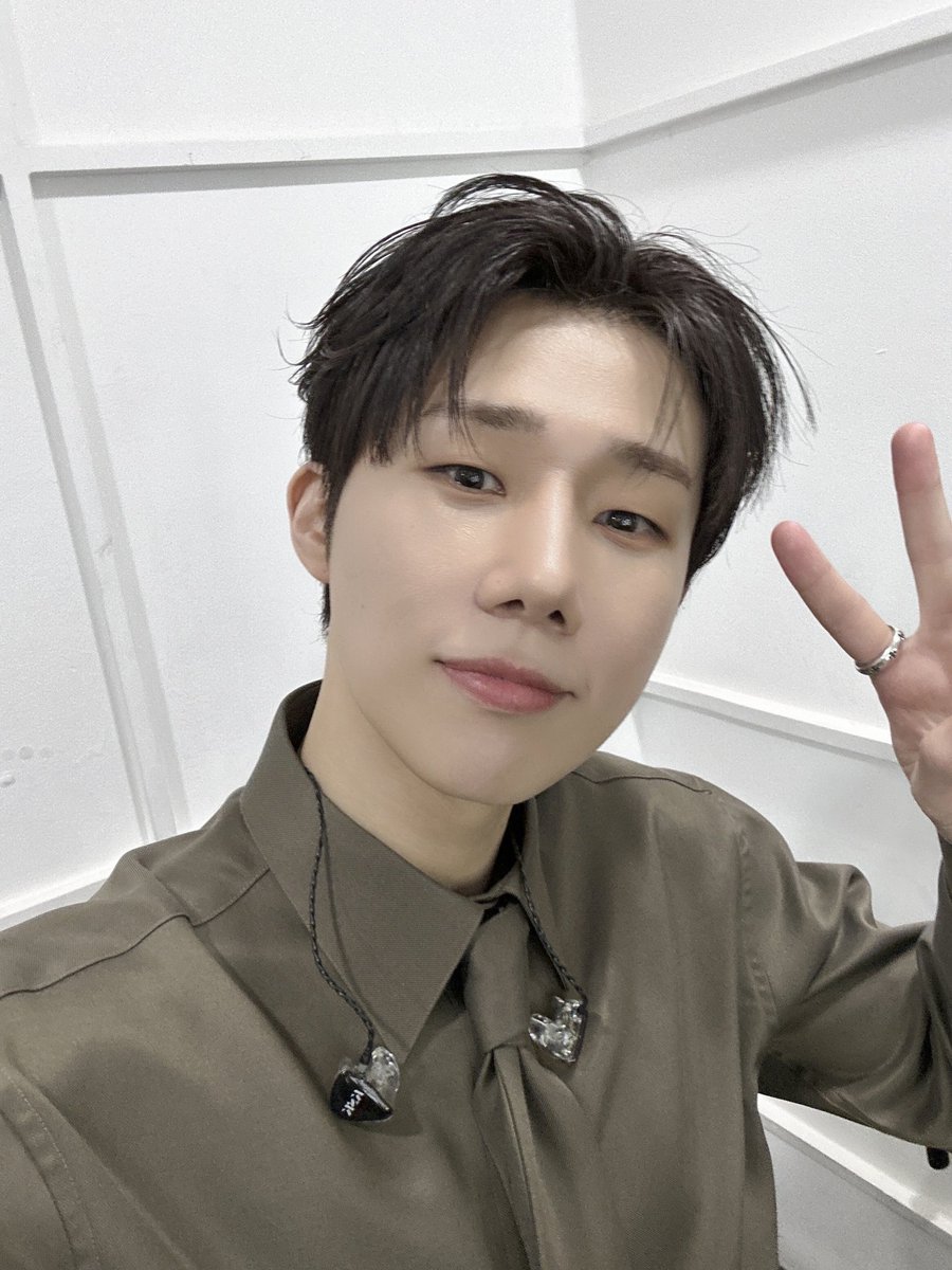 [📸] 

2026.03.06
@ KBS <뮤직뱅크>

오늘 뮤직뱅크 무대까지 무사히 완료! 

현장에서, 그리고 마음이 닿는 모든 곳에서 
응원해 준 여러분 덕분에
오늘도 정말 행복하고 든든했어요 🥺🤍

남은 활동도 성규랑 함께해요! 
모두 조심히 들어가기! 🏠💕

#김성규 #KIMSUNGKYU
#KBS #뮤직뱅크