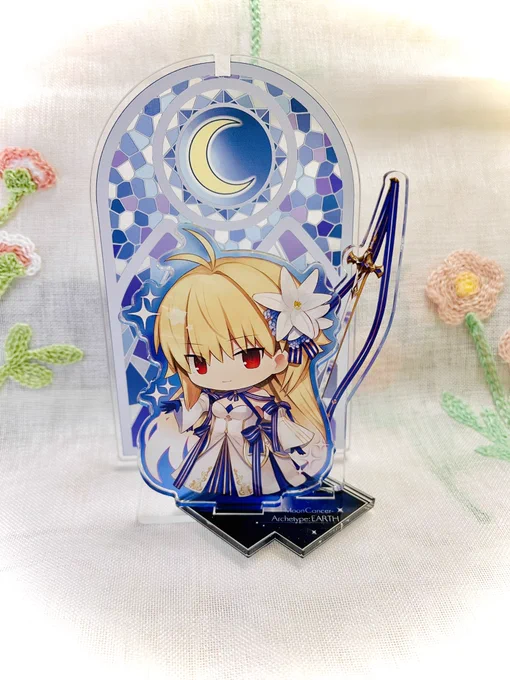 月とステンドグラスのアクスタ背景、姫さまにお似合い過ぎて最高の気分です!!