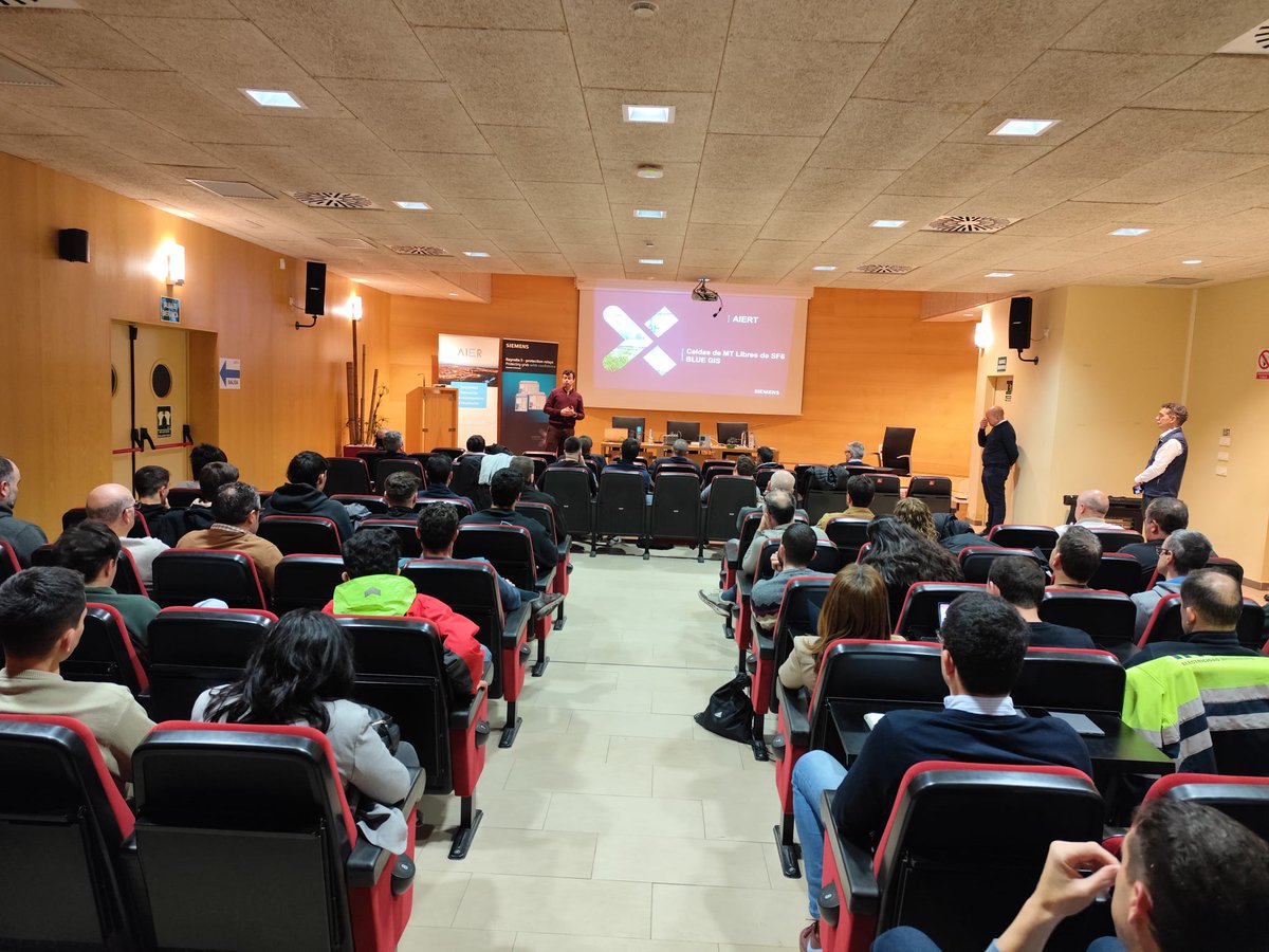 📢 Hoy ha comenzado el curso “Media y Alta Tensión &amp; Centros de Transformación” de AIER.

Primera sesión con expertos de <a href="/Siemens/">Siemens</a>  y segunda parte con <a href="/grvilloslada/">Gregorio Villoslada</a>  .

Gracias a los ponentes por su disposición y a los asistentes por acompañarnos.

#AIER #MediaTensión #Formación