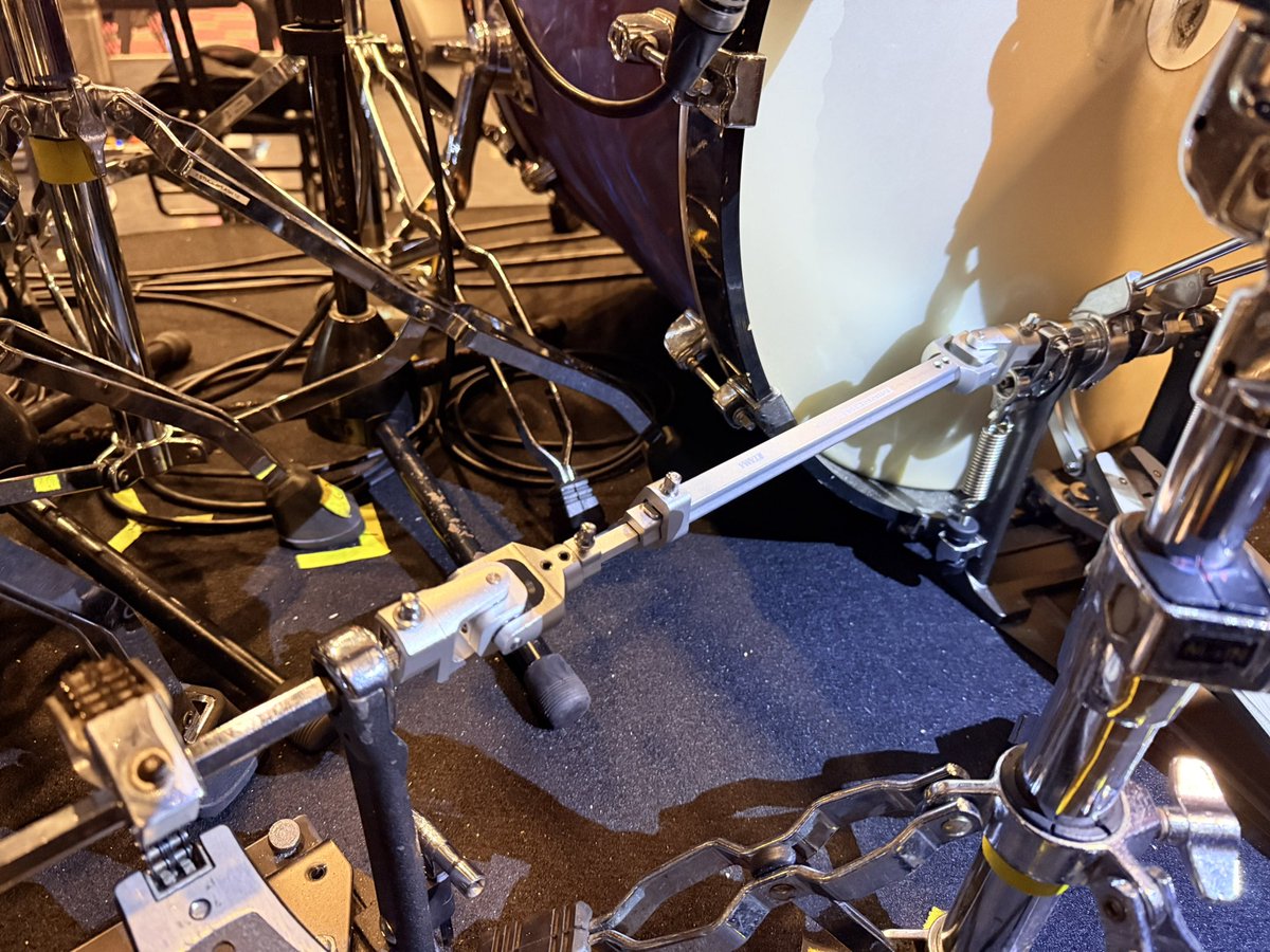 Cherrydrummer's tweet photo. TAMA MIRROR RODが今日のライブで初お披露目！！👍これ、ツインペダルを繋ぐロッドの、まさしく『革命』っす！今まで"諦めていた"左足のストレスがほとんど無くなって、めちゃくちゃスムーズに動くのです！！驚きー！！😳流石TAMA！！🤟😁
#tamadrums #mirrorrod #drummer_cherry #ドラマー https://t.co/tyg1MKt5n6