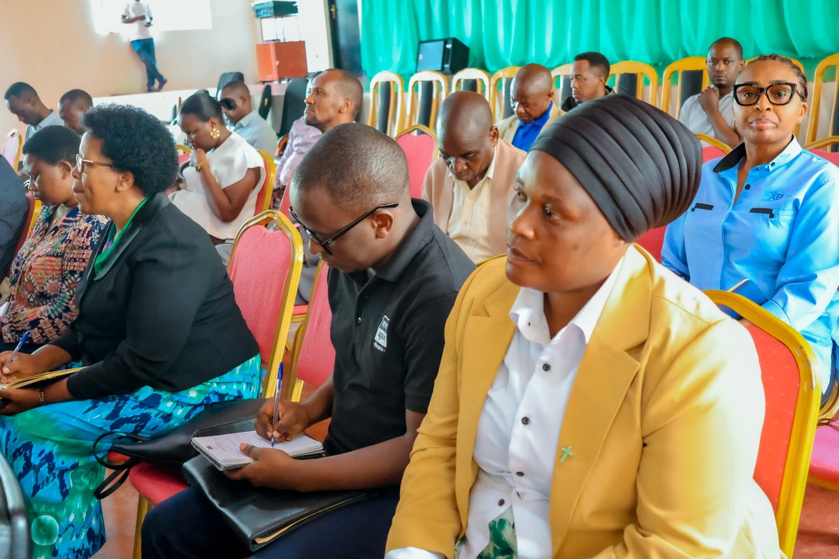 MusanzeDistrict's tweet photo. Abadepite bari mu Ihuriro ry’Abanyarwandakazi muri @RwandaParliamnt bayobowe na Hon. Ndangiza Madina bari kuganira n'ibyiciro binyuranye ku muryango utekanye no gufatira hamwe ingamba zo gukemura ibibazo by'amakimbirane mu muryango. Bakiriwe n'Umuyobozi w'Akarere @NsengClaudien. https://t.co/aBGLsPxPUc