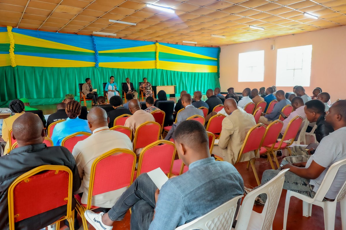 MusanzeDistrict's tweet photo. Abadepite bari mu Ihuriro ry’Abanyarwandakazi muri @RwandaParliamnt bayobowe na Hon. Ndangiza Madina bari kuganira n'ibyiciro binyuranye ku muryango utekanye no gufatira hamwe ingamba zo gukemura ibibazo by'amakimbirane mu muryango. Bakiriwe n'Umuyobozi w'Akarere @NsengClaudien. https://t.co/aBGLsPxPUc