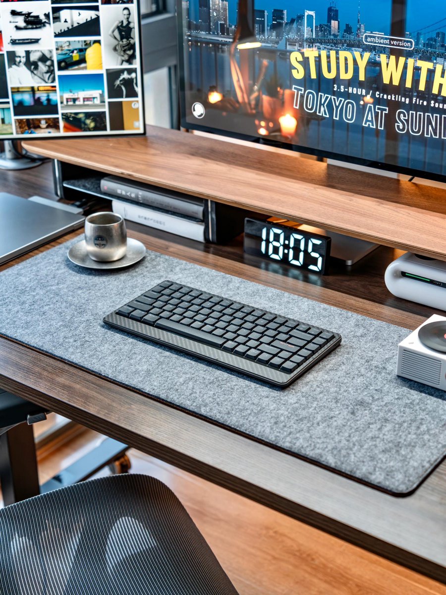 lofreeco's tweet image. Love this vibe!
Simple, eye-catching, and productivity-ready,Edge just gets the job done.
📷️:设计师哈图
#lofree #edge #keyboard #desksetup #clean #productivity #lifestyle