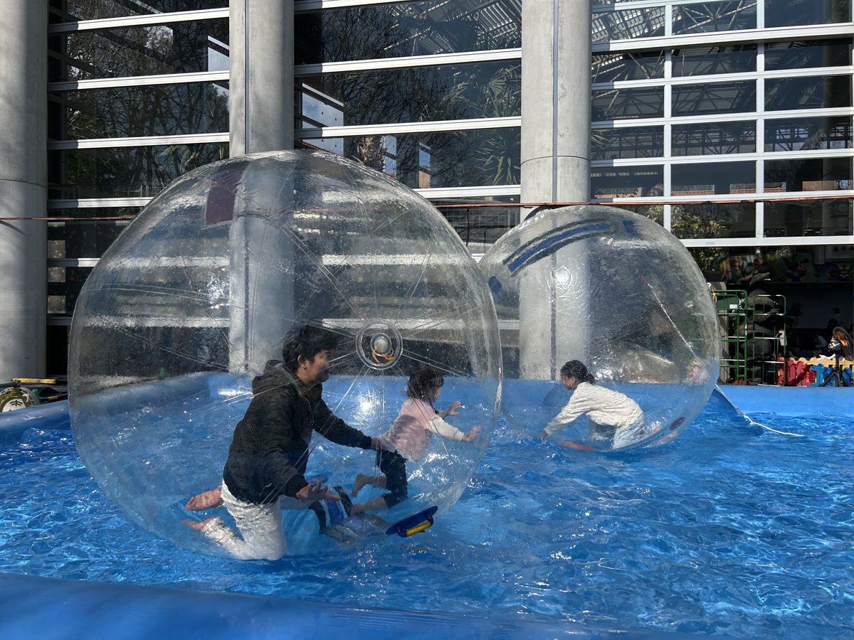 wanpakukouen's tweet photo. 3/7(土)より、キッズボートとウォーターバルーンの営業を再開します。

水の上に浮かぶ感覚、フワフワ楽しいですよ。

ボートやバルーンを思い通りに操るのもこの遊具の醍醐味です。

みなさんは上手に乗れるでしょうか？

チャレンジしてみてくださいね。

※土日祝日・春休みに営業しています。 https://t.co/jNohUZ08Ci