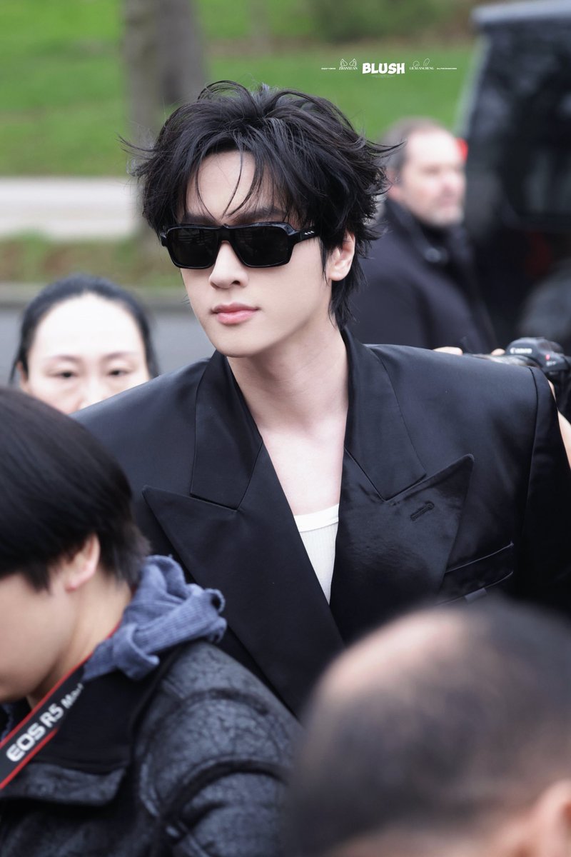 naneee218's tweet photo. Zhan Xuan expresses Mugler aesthetics with remarkable elegance at Paris Fashion Week 2026.

#ZhanXuanPFW26
#ZhanXuanxMuglerFW26
#MuglerFW26 https://t.co/YLzONk7Otq
