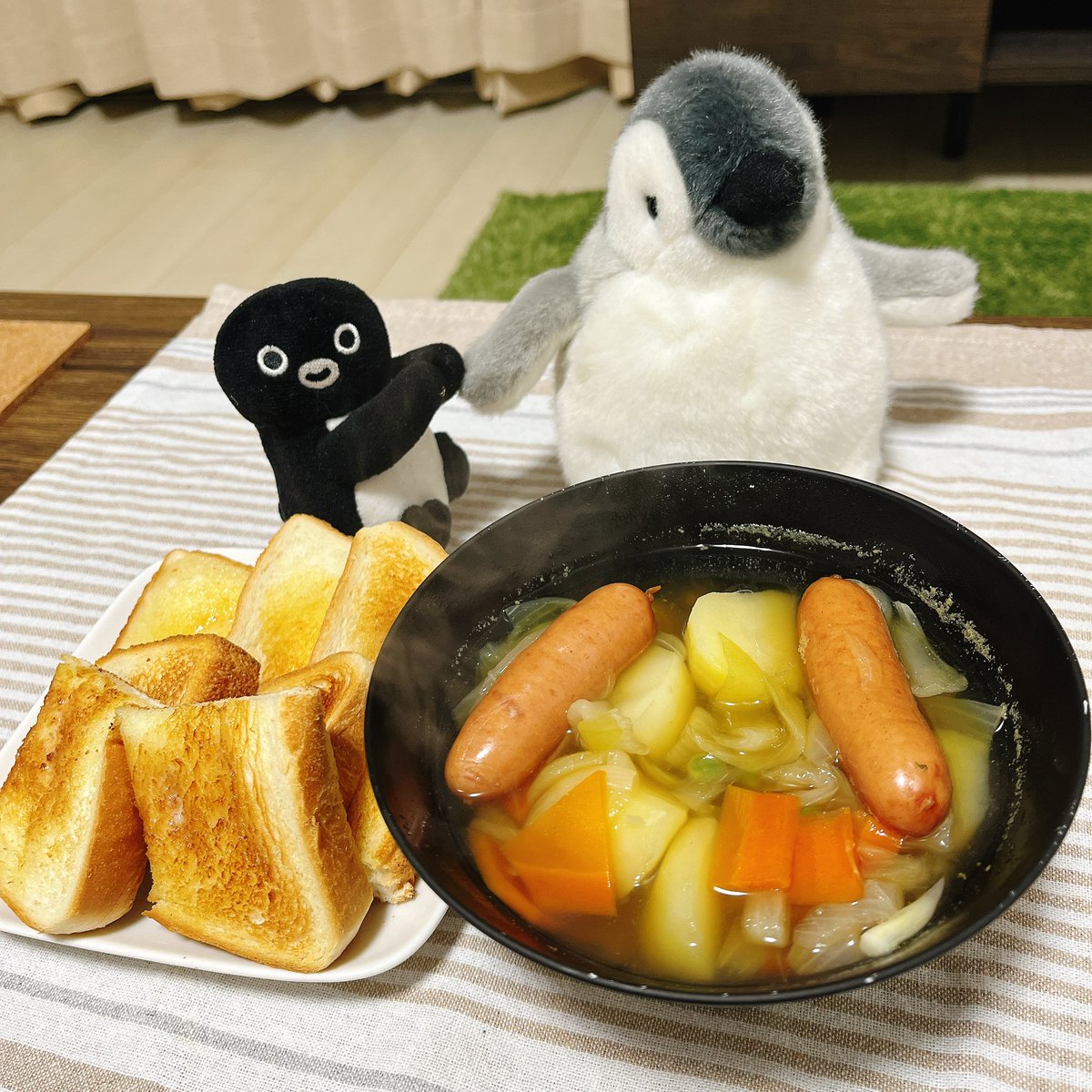 🐧🍢🐧
お姉ぺん、ポトフだよ！やった
ぺんちゃん、これポトフって言ってるけど、コンソメなくてうどんスープの素で作ったらしいの))📢🐧