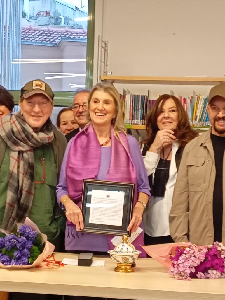 Türkiye PEN derneği'nin Duygu Asena Ödülü Zeynep Oral'a verildi. Duygu Asena ve Zeynep Oral birbirine çok yakıştı! 
<a href="/zynporal/">Zeynep Oral</a>